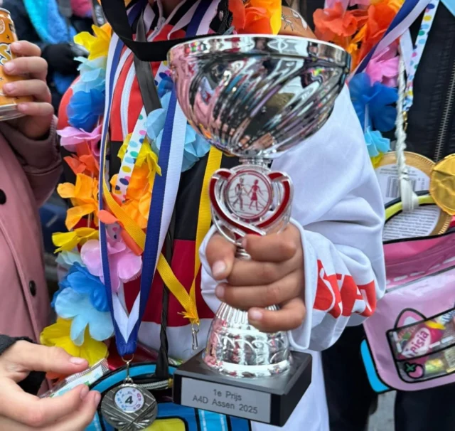 Wat een toppers! Vier dagen wandelen, gezelligheid én… de 1e prijs binnengehaald!De avondvierdaagse was weer een feestje – met een gouden randje.