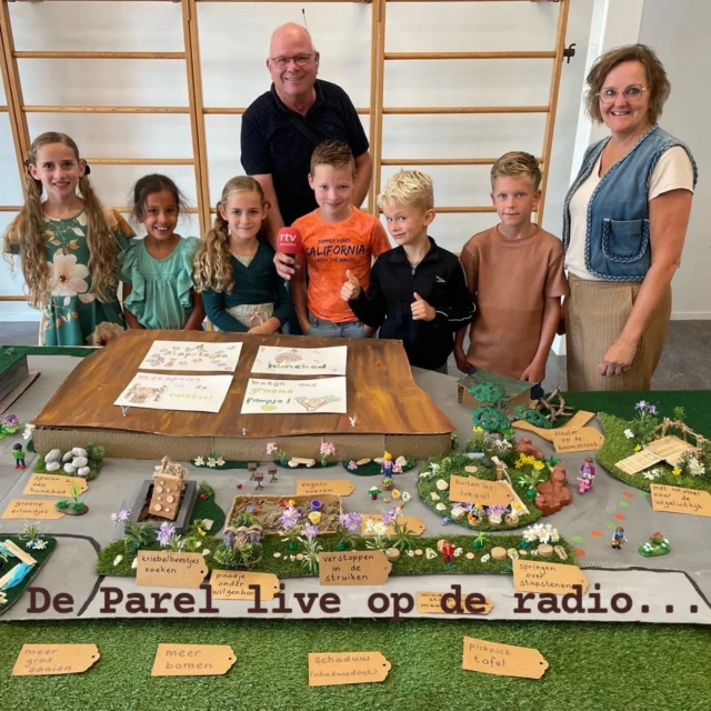 Aaldert van Op Tjak van RTV Drenthe kwam langs op school. Vol trots vertelden we over ons droomplein en wat we van ons prijzengeld willen aanschaffen bij de Praxis. #jantjebeton #praxisassen #noorderbasis #groenschoolplein#rtvdrenthe