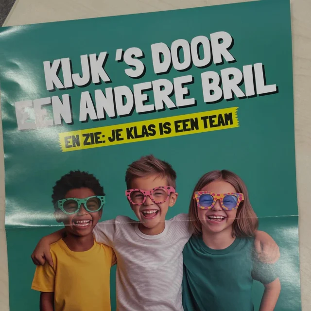 Wij zijn tegen pesten. Daarom dragen wij vandaag de 4 stippen: We pesten niet. We sluiten niet buiten. We vertellen als we verdrietig zijn door pesten. We helpen degene die gepest wordt.. #weekvanhetpesten #noorderbasis #kijkenmeteenanderebril