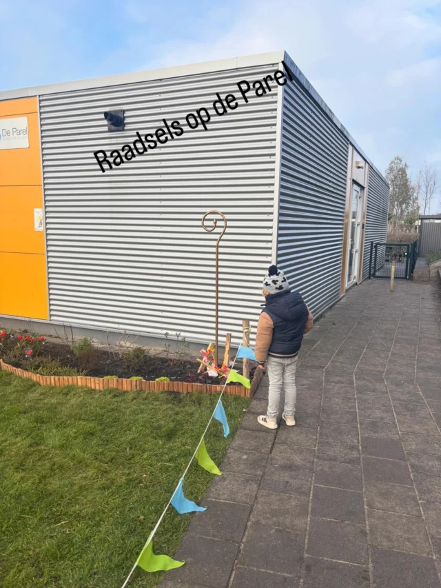 Wat is er toch aan de hand? Rode kruizen op het plein, paaltjes met een Sint-slinger en nu een staf in de grond. Zou Sint zijn staf verloren zijn? Of zou hij denken dat de staf zo gaat groeien? En dan al die mooie surprises in de gang. Bij ons de de Parel is het in elk geval feest. En morgen komt de Sint echt. #noorderbasis #sinterklaas